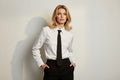 Camicia con cravatta marrone