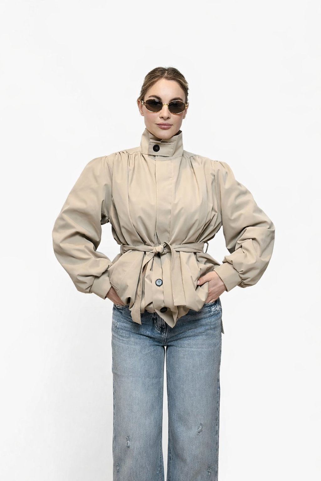 Trench corto con collo alto
