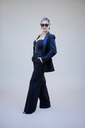 Tailleur nero con dettagli in raso