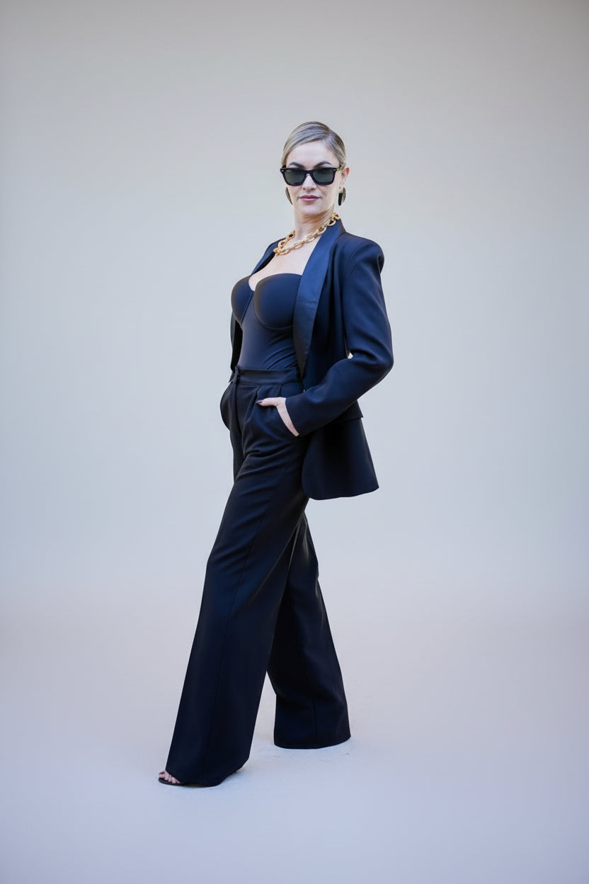 Tailleur nero con dettagli in raso