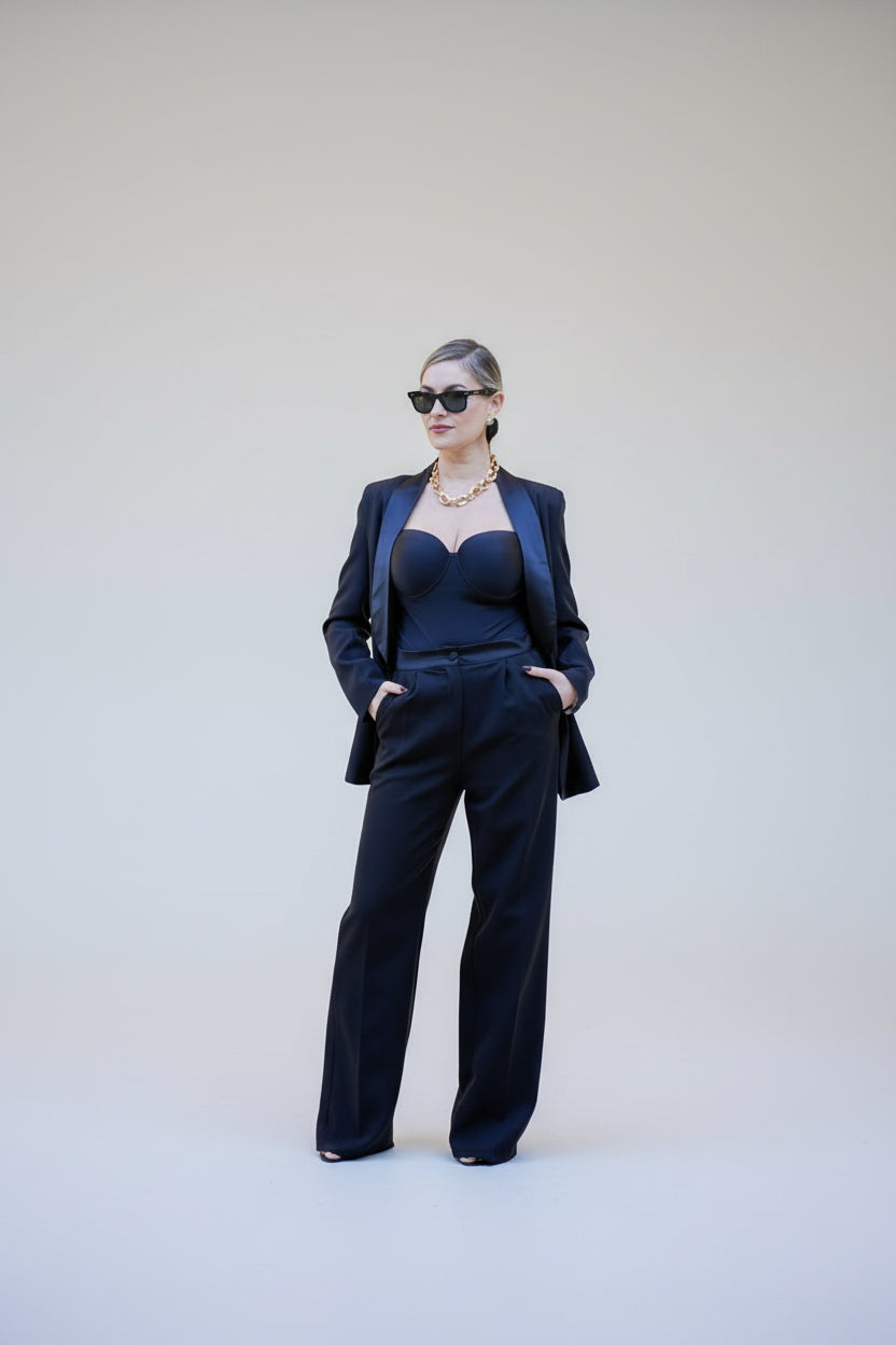 Tailleur nero con dettagli in raso
