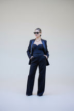Tailleur nero con dettagli in raso